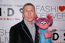 2009 KIDs-Fashion Delivers gala-2.jpg (54 KB) Simon Doonan (master of ceremonies and Creative Director of Barneys New York) with Abby Cadabby
