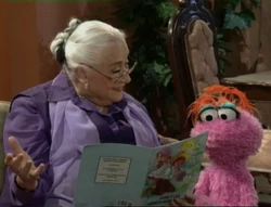 LaAbuelaReadingJuanylasHabichuelasMágicastoLola