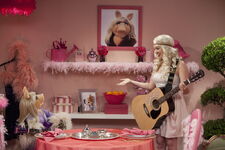 SoRandom-MissPiggy-(2011-10-02)-03.jpg (170 KB) So Random!