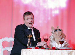 VerleihungDerGoldenenKamera-HapeKerkeling&MissPiggy-(2012-02-04)