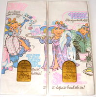 11 hallmark 1981 The Divine Miss Piggy party tablecloth 3