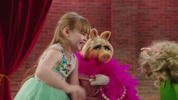 MuppetMoments-Halloween-PiggyImpersonation-(2015-10-02)