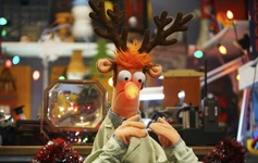 Beaker's nose lights up in The Muppets episode "Single All the Way" (2015)