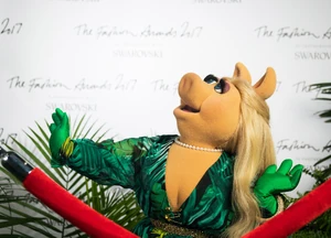 Miss-piggy-jlo-versace-dress 2