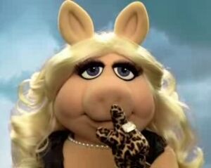 Miss-piggy-pretty-little-liars-2