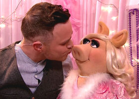 Olly Murs & Miss PiggyThe Muppets UK publicity tour