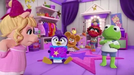 MuppetBabies-(2018)-S02E05-SparklyStarSwitcheroo-PiggysDressingRoom.png (729 KB) Piggy's backyard dressing room on Muppet Babies