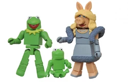 Kermit the Frog and Miss Piggy with Robin and a feather boa