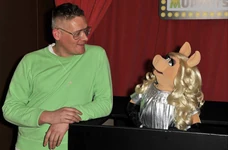 Deacon miss piggy premiere.jpg (535 KB) Giles Deacon, with Miss Piggy wearing his design