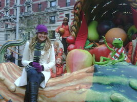 2009macysparadefloatkermit.jpg (105 KB) Kermit and Tiffany Thornton, 2009