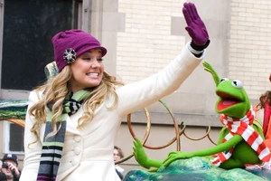 2009macysparadefloatkermit.jpg (1.74 MB) Kermit and Tiffany Thornton, 2009