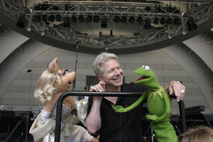 Miss Piggy and Kermit rehearsing with John Mauceri at the Hollywood Bowl on September 15, 2006.