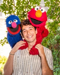 2024 Sesame Recess Therapy-2.jpg (583 KB) Grover and Elmo with Julian Shapiro-Barnum