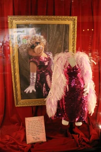 El capitan piggy sequin.jpg (438 KB)