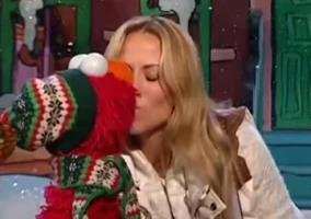 Sheryl Crow & ElmoElmo's Christmas Countdown