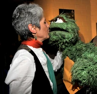 Baez gives Oscar a kiss.