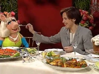 Today-MissPiggyBeingForkedByKatieCouric-(1996-04-16).jpg (143 KB) Couric laying the fork on Miss Piggy on Today (1996)