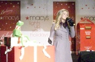 Boston2009macys01a.jpg (28 KB) Kermit with Tiffany Thornton in 2009.