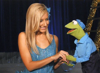 Studio DC Hosted by Dylan and Cole Sprouse