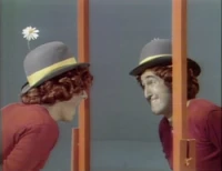 Tom plays a clown preparing himself in a mirror. Bob, his reflection, can't find the same hat as Tom's. (First: Episode 0277)