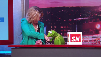 ESPN-SportsNation-MichelleBeadle&Kermit-Kiss-(2014-03-07)