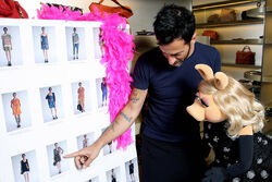 Marc Jacobs and Miss Piggy inspect his 2009 fashion line