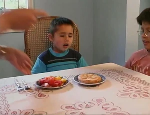 A Colombian boy has different breakfasts, in a repeated Plaza Sésamo insert