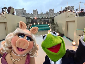 Kermit miss piggy coronation concert backstage 1