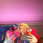 ToriKelly-Grover-Abby-Elmo.jpg (52 KB) Tori Kelly takes a selfie with Elmo, Abby and Grover