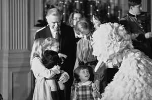 WhiteHouseChristmas1978-RosalynnCarter-WalterCronkite-BigBird