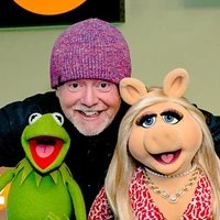 Kermit and Miss Piggy with Chris Evans in 2018