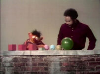 Cookie Monster and Ernie: Balls and Boxes (Ernie, Monster, Gordon) (First: Episode 0008)