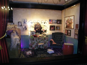 Piggy's dressing room full.jpg (146 KB) Miss Piggy's dressing room