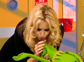 Adriana Karembeu & Kermit Muppets TV episode 1