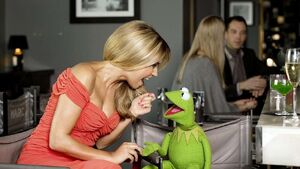 BILD-SylvieMeis-mit-Kermit-in-Berlin-(2014)-02