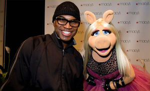 Ne-Yo&MissPiggy-Macy'sGlamorama2009