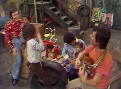 Sing - Bob, Susan, Luis, kids