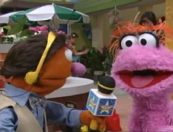 ModestoMicrofonoInterviewingLola