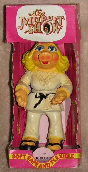 Bendy toy uk miss piggy karate 1