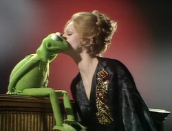 Juliet kisses Kermit
