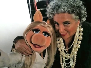 NYFW-2011-MissPiggy-and-LeeoraCatalan-of-nOirJewelry