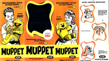 Box packaging, with instructions on how to operate the puppet.