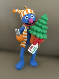 GrolierGroverPVC.jpg (220 KB) Grover with a Christmas tree.