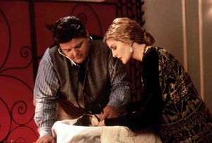 Robbie Coltrane as Dr. Bill Lintz alongside 
Rene Russo as Gertrude Lintz in Buddy.