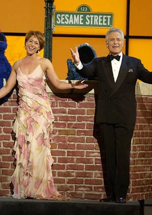 Davis (left) with  (right) at the 2004 Emmys