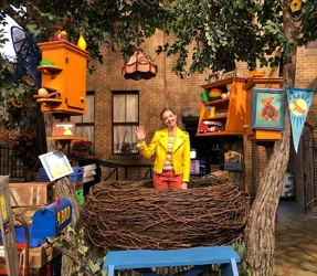 Seyfried in Big Bird's nest