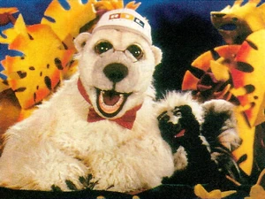 Promotional image for Jim Hensons Animal Show mit Stinky und Jake (including an RTL network hat).