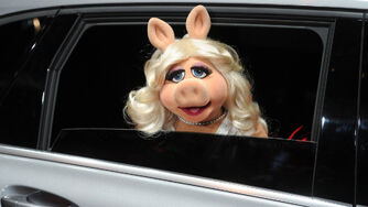 VerleihungDerGoldenenKamera-MissPiggy-(2012-02-04)02