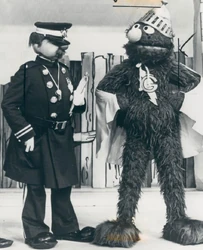 Inspectorfort.jpg (83 KB) Inspector Fortescu Farquar talks to Super Grover in this press release photograph.