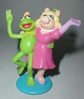 Kermit and Miss Piggy dancing on base